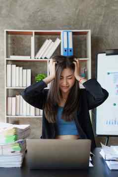 强调不知所措业务人感觉累了企业会议压力工作偏头痛概念