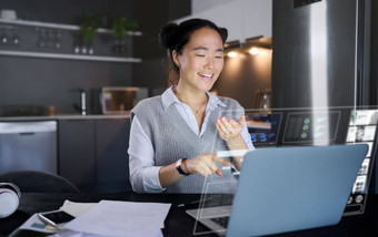 移动PC未来主义的全息图女人首页厨房笑有趣的模因自由职业者远程工人亚洲女指出电脑增强现实数据图晚上房子