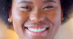 自信骄傲黑色的女人微笑显示强度尊严特写镜头脸头美丽的年轻的非洲美国女显示牙齿大微笑感觉快乐