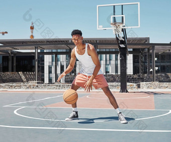 篮球健身黑色的男人。篮球法院体育肖像活跃的生活方式锻炼户外年轻的篮球球员锻炼培训有竞争力的体育运动玩游戏