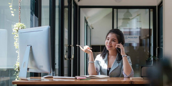 亚洲业务女人工作分析技术价格图指示器业务团队会说话的细胞电话账户储蓄钱保险概念