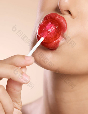 嘴唇口红棒棒糖化妆女人脸特写镜头化妆品广告工作室背景美皮肤化妆品产品市场营销糖果有创意的颜色