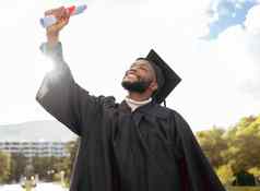 毕业事件文凭黑色的男人。庆祝成就成功微笑快乐研究生教育证书赢家大学目标学习奖学生动机未来