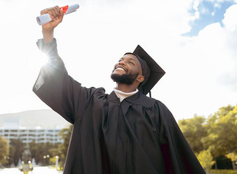 毕业事件文凭黑色的男人。庆祝成就成功微笑快乐<strong>研究生</strong>教育证书赢家大学目标学习奖学生动机未来
