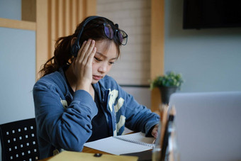 <strong>电子</strong>学习在线教育互联网社会距离保护科维德病毒概念亚洲女人学生视频会议<strong>电子</strong>学习老师数字平板电脑首<strong>页</strong>