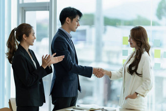 业务人成功的谈判握手庆祝活动伙伴关系团队合作业务交易概念