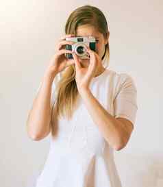 捕捉世界图像时间认不出来年轻的女人采取照片相机首页