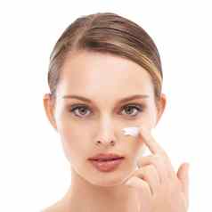 女人肖像脸护肤品产品白色背景皮肤病学健康爱梳理变焦美模型面部防晒霜产品水合作用医疗保健胶原蛋白发光