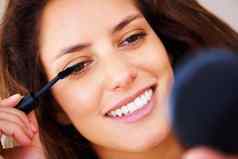 美丽的女人应用睫毛膏特写镜头美丽的女人应用睫毛膏睫毛