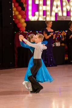 有吸引力的年轻的夫妇孩子们跳舞舞厅跳舞女孩男孩舞者国际跳舞