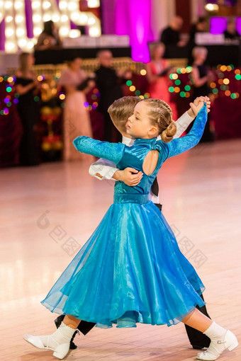 有吸引力的年轻的夫妇孩子们跳舞舞厅跳舞女孩男孩舞者拉丁美洲人国际跳舞