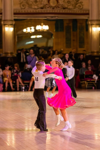 有吸引力的年轻的夫妇孩子们跳舞舞厅跳舞女孩男孩舞者拉丁美洲人国际跳舞