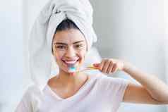 珍珠肖像美丽的年轻的女人刷牙牙齿浴室首页