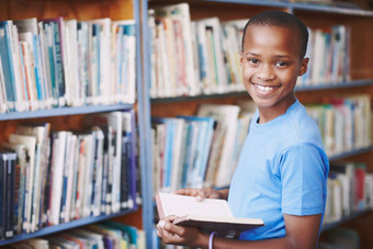 故事操场肖像非洲美国男孩享受好书图书馆