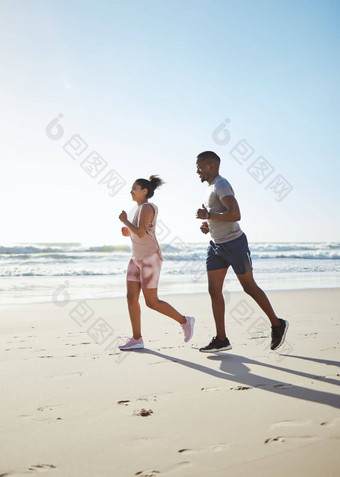 黑色的夫妇海滩运行健身锻炼有氧运动锻炼<strong>阳光</strong>夏天海沙子年轻的男人。女人跑步者合作伙伴海洋动机<strong>体育</strong>培训自然