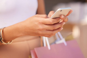 手智能手机女人购物袋购物中心零售治疗技术沟通移动应用程序电话变焦购物时尚设计师衣服户外购物购物中心