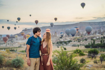 游客夫妇男人。女人热空气气球卡帕多西亚火鸡快乐旅行火鸡概念夫妇男人。女人山前享受美妙的视图