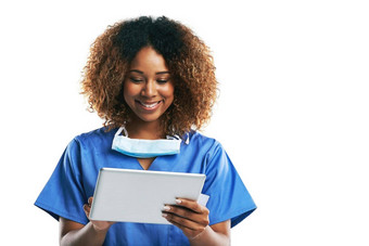 医生黑色的女人平板电脑打字工作室微笑焦点网络沟通白色背景孤立的护士触屏科技阅读社会媒体应用程序医疗新闻闲谈，聊天
