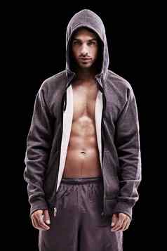 自然出生拳击手工作室拍摄bare-chested年轻的男人。运动服装相机