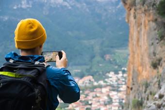 男人。使照片移动电话旅行