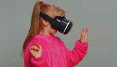 13岁以下的孩子女孩孩子耳机应用程序玩模拟游戏看虚拟现实视频