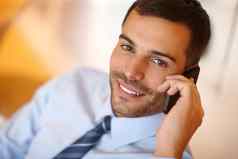 保持客户快乐常数沟通英俊的年轻的商人使智能手机微笑