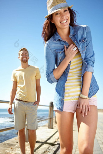 肖像日期夏天夫妇散步走浪漫假期自然海滩蓝色的天空男人。女人享受走成键约会假期