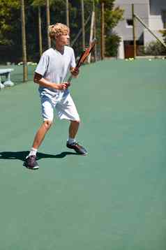 地狱开始一天年轻的男孩玩网球阳光明媚的一天