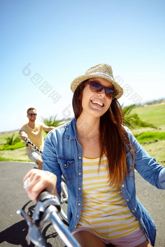 骑自行车旅行女人夫妇假期夏天假期有趣的户外骑蓝色的天空背景自行车微笑快乐日期合作伙伴自行车骑自由幸福爱太阳