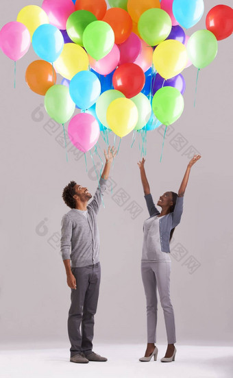 <strong>梦想</strong>飞行工作室拍摄年轻的夫妇<strong>释放</strong>大群气球空气