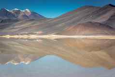盐湖石头红色火山景观日出阿塔卡马智利