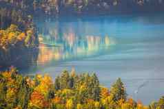 阿尔普湖湖巴伐利亚阿尔卑斯山脉金秋天巴伐利亚德国