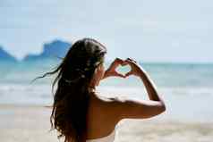 爱海滩天年轻的女人塑造心风景海滩