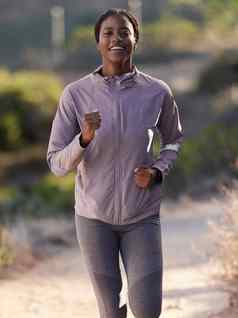 健身运行黑色的女人山锻炼马拉松培训锻炼自然体育健康快乐女运动员运行慢跑锻炼健康的生活方式早....
