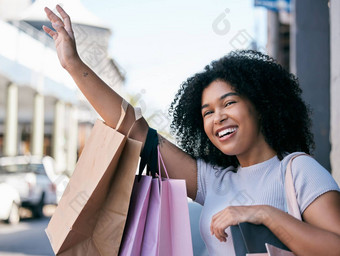 黑色的女人购物微笑购物袋波户外购物中心冰雹出租车运输罗马零售客户年轻的购物者城市快乐设计师品牌折扣出售