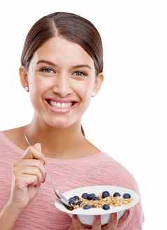 快乐女人微笑健康的碗早餐麦片白色工作室背景肖像孤立的年轻的女模型微笑持有牛奶什锦早餐食物健康营养纤维
