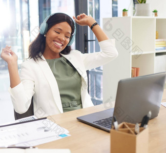 业务黑色的女人庆祝活动耳机兴奋幸福办公室女企业家经理顾问移动PC企业交易目标数字市场营销目标