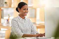 快乐业务女人工人电脑工作办公室企业公司微笑规划市场在线研究女企业家工作桌面工作场所打字