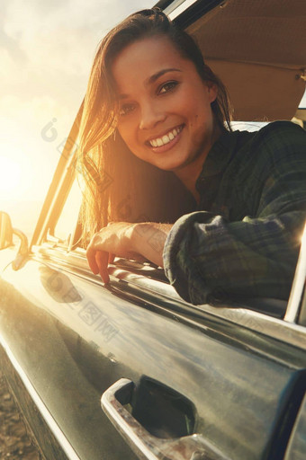 肖像司机路旅行黑色的女人车日落夏天假期旅行自然窗口开车有吸引力的年轻的女坐着运输冒险