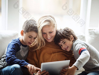 爱平板电脑妈妈。孩子们沙发成键质量时间放松周末快乐家庭首页妈妈孩子们数字科技在线游戏学习互联网应用程序