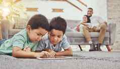 孩子们平板电脑游戏流媒体父母家庭首页游戏技术视频看互联网无线网络童年妈妈。父亲放松男孩屏幕时间