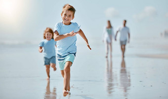 孩子们运行海滩家庭假期夏天假期户外自然孩子们旅行旅游哥哥妹妹赛车沙子海海洋