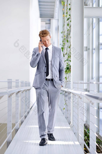 连接客户端完整的长度图像英俊的商人会说话的<strong>手机</strong>