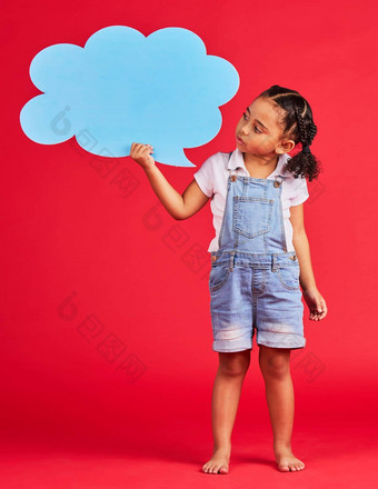 孩子会说话的演讲泡沫的想法的意见投票孤立的红色的背景社会媒体愿景新闻思考孩子女孩横幅纸纸板海报演讲者模型