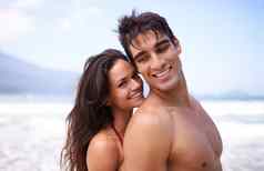 海洋浪漫年轻的夫妇享受海滩度假