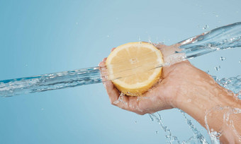 水飞溅美手柠檬健康健康水合作用维生素让人耳目一新营养柑橘类水果模型蓝色的背景自然活力饮食