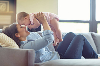 妈妈。成键婴儿女孩飞机游戏房子生活房间放松托儿所家庭首页沙发微笑快乐飞行婴儿玩妈妈漫画有趣的愚蠢的孩子们活动信任