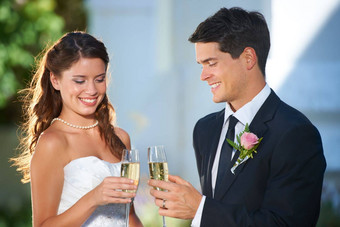 这是生活快乐新婚夫妇敬酒香槟
