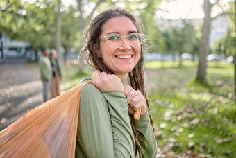 塑料袋公园快乐女人生态友好的清洁地球一天社区服务志愿服务支持回收垃圾垃圾非政府组织人肖像自然森林污染
