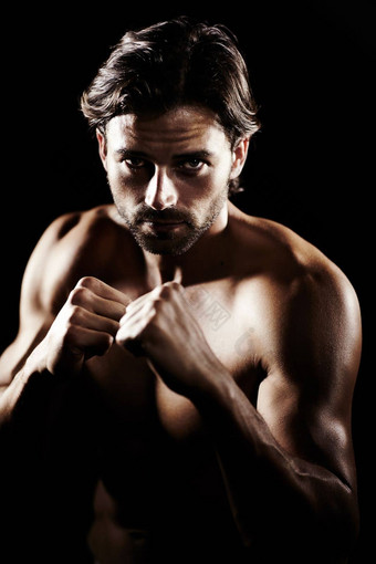 细<strong>战斗</strong>形式肖像肌肉发达的年轻的拳击手站准备好了<strong>战斗</strong>